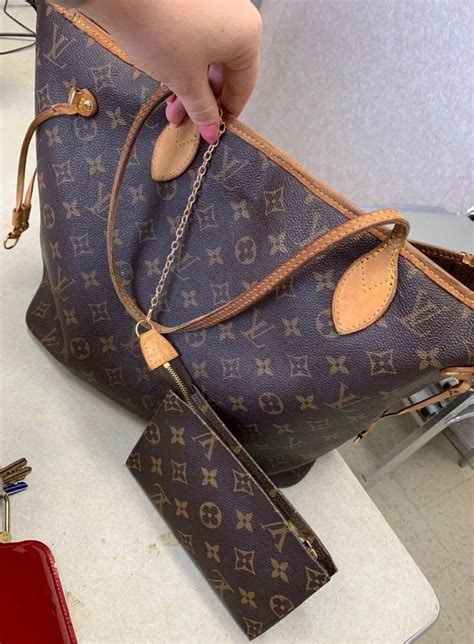 bolso louis vuitton españa|Louis Vuitton neverfull pouch strap.